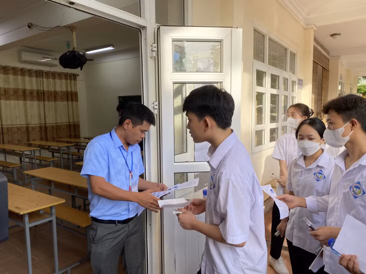 Cán bộ coi thi gọi thí sinh vào phòng thi, thực hiện đúng chức trách nhiệm vụ theo Quy chế của Kỳ thi.