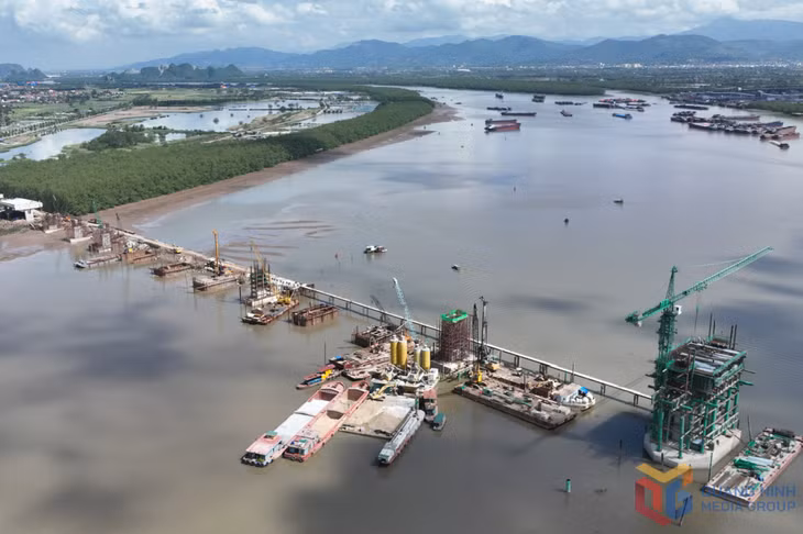 Tại các vị trí cầu dẫn trên sông, hiện đang tập trung thi công cọc khoan nhồi, bệ móng, xà mũ và thân trụ.