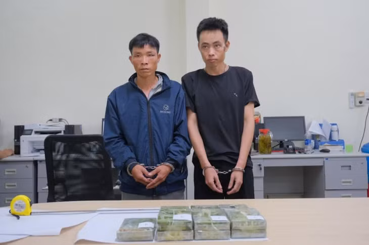 Khèn và Thọ cùng tang vật.