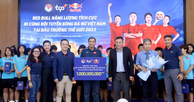 Tuyển nữ Việt Nam nhận thưởng một tỷ đồng và 36 chỉ vàng có khắc tên tại trụ sở VFF ngày 27/6. Ảnh: VFF