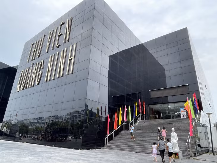 Thư viện tỉnh Quảng Ninh thời điểm này thu hút rất đông các bạn nhỏ.