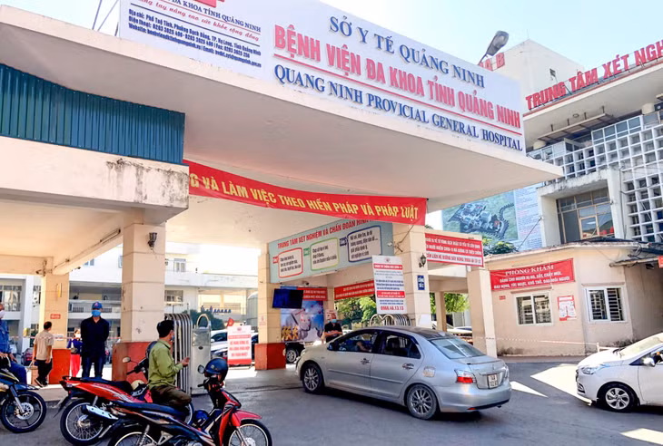 Nhân viên an ninh Bệnh viện Đa khoa tỉnh trực 24/24h. Ảnh: Hằng Ngần
