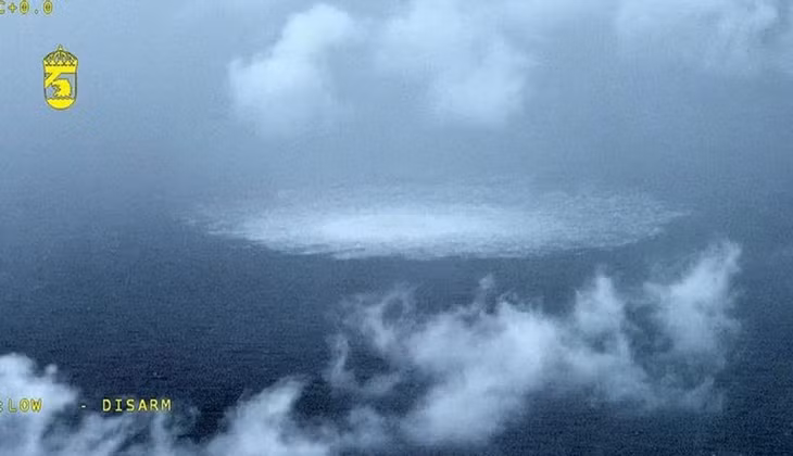 Khí rò rỉ từ khu vực đường ống Nord Stream 2 bị phá hoại, vào tháng 9/2022. Ảnh: Reuters