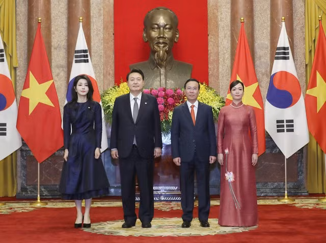 Chủ tịch nước Võ Văn Thưởng và Phu nhân Phan Thị Thanh Tâm chào đón Tổng thống Yoon Suk Yeol và Phu nhân Kim Keon Hee thăm cấp Nhà nước tới Việt Nam - Ảnh: VGP