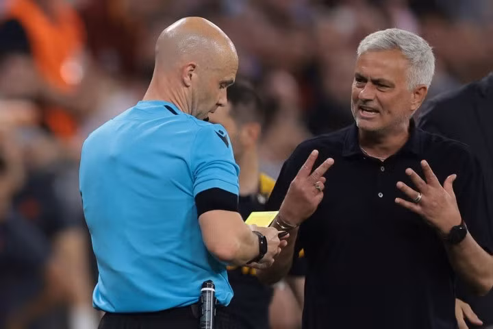 Vị thuyền trưởng Roma có những lời lẽ xúc phạm trọng tài Anthony Taylor sau chung kết Europa League