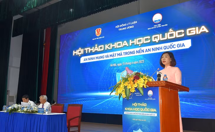 PGS,TS. Nguyễn Thị Trường Giang, Phó Giám đốc Học viện Báo chí và Tuyên truyền, Chủ nhiệm Đề tài KX04-32/21-25 phát biểu đề dẫn Hội thảo
