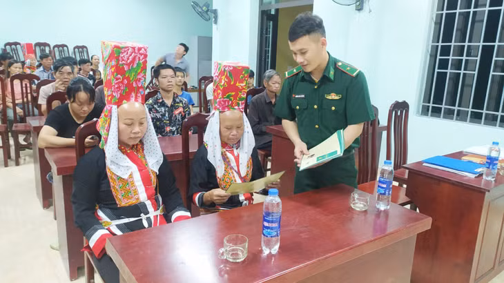 Thiếu úy Phàng Quay Phoóng tham gia tuyền truyền pháp luật cho người dân.