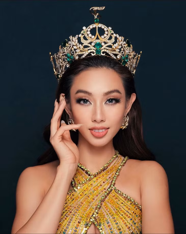 Tranh cãi việc Thùy Tiên gỡ danh hiệu Hoa hậu Hòa bình khỏi trang cá nhân.