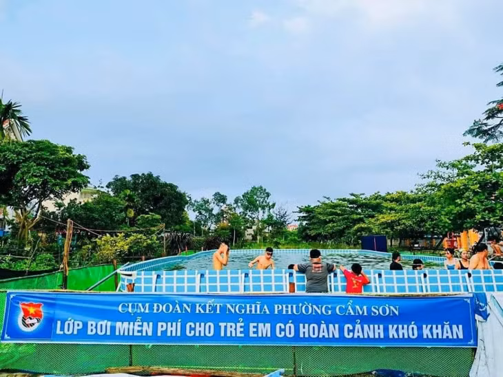 Lớp bơi miễn phí cho trẻ em có hoàn cảnh khó khăn tại phường Cẩm Sơn, TP Cẩm Phả (Ảnh: Fanpage Thanh niên Cẩm Phả)