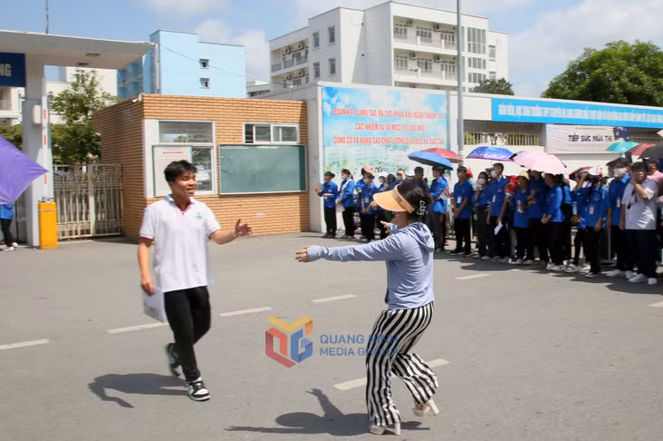 Sự ngóng đợi ấy vỡ òa khi con trai bước ra khỏi trường thi.