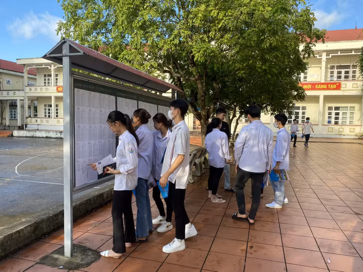 Thí sinh cẩn thận xem lại danh sách phòng thi, số báo danh.