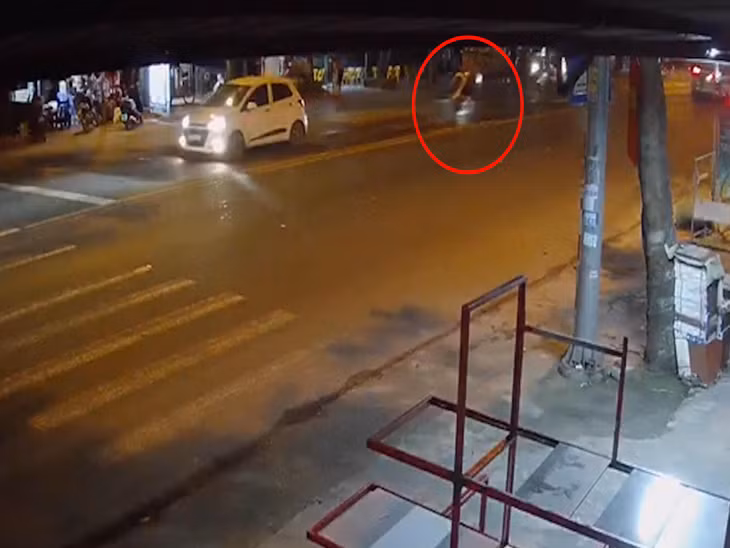 Camera nhà dân ghi lại cảnh nam thanh niên bốc đầu xe máy (Ảnh chụp màn hình)
