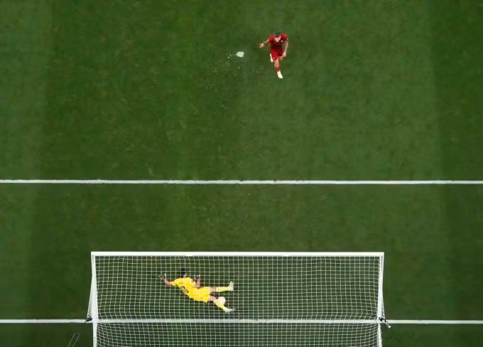 Cú đá luân lưu hỏng ăn của Mancini.