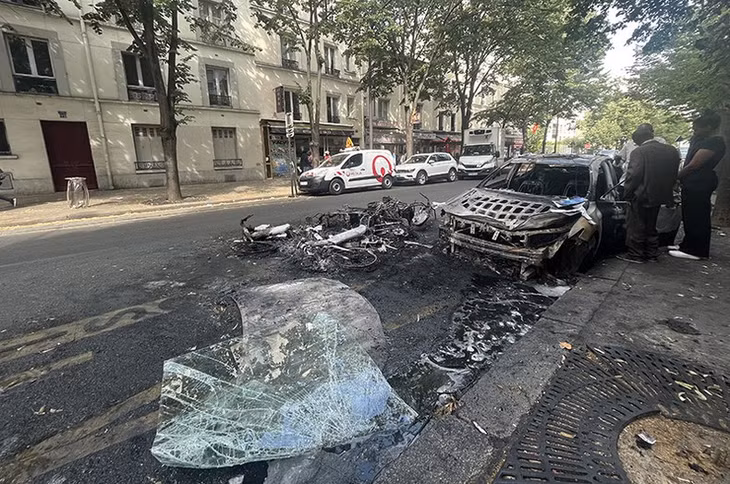 Nhiều xe ô-tô ở Paris và các thành phố ngoại ô bị đốt cháy. Ảnh: Khải Hoàn.