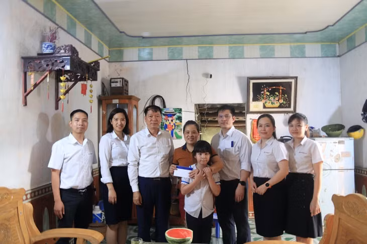 BCH Công đoàn thăm hỏi, tặng quà Nữ CBCNV có hoàn cảnh khó khăn.