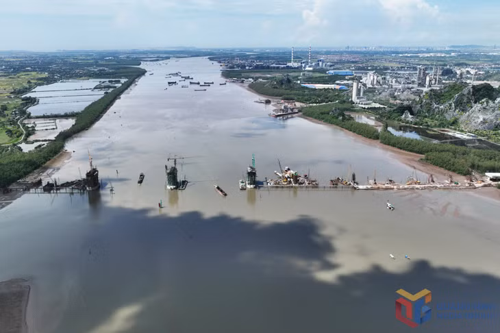 Cầu Bến Rừng được đầu tư theo chương trình hợp tác giữa tỉnh Quảng Ninh và TP Hải Phòng. Cầu có thiết kế dài 1.865,3m, rộng 21,5m với tổng mức đầu tư gần 2.000 tỷ đồng, nguồn vốn đầu tư được sử dụng từ ngân sách Trung ương, ngân sách TP Hải Phòng và ngân sách tỉnh Quảng Ninh.