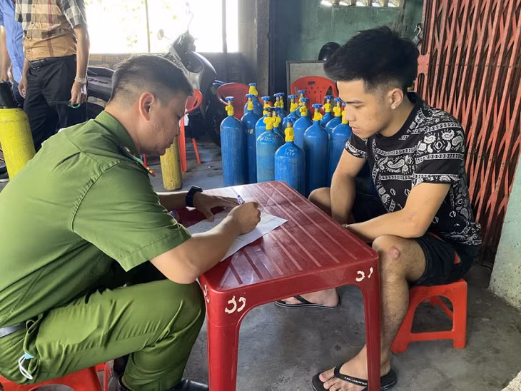 Công an lập biên bản bắt quả tang số lượng lớn bình chứa khí cười đối với Đoàn Nhật Phi.