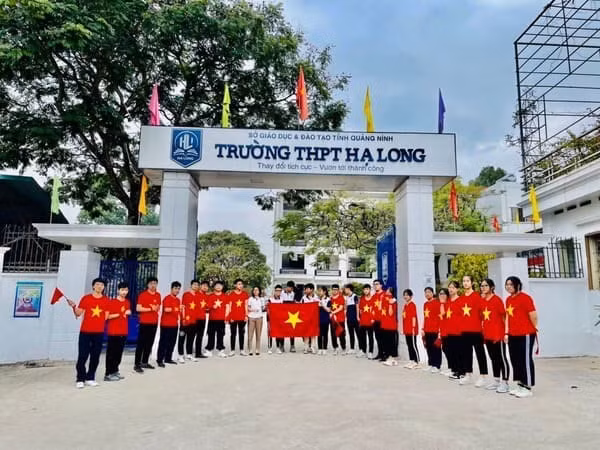 Thu Hoài - Học sinh Trường THPT Hạ Long tham gia thi KHKT
