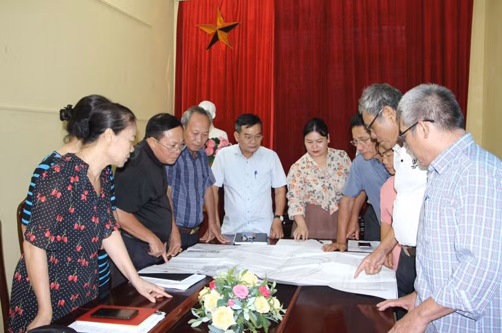 Tổ giám sát đầu tư cộng đồng của thị trấn Tiên Yên (huyện Tiên Yên) nghiên cứu hồ sơ, thực hiện công tác giám sát dự án trên địa bàn.