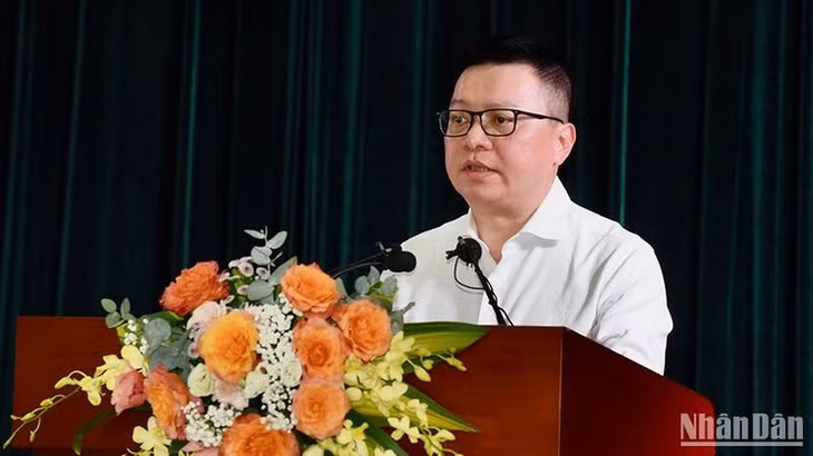 Ủy viên Trung ương Đảng, Tổng Biên tập Báo Nhân Dân, Phó Trưởng Ban Tuyên giáo Trung ương, Chủ tịch Hội Nhà báo Việt Nam Lê Quốc Minh báo cáo Thủ tướng Chính phủ tại buổi làm việc.