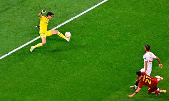 Cú sút hiểm của Dybala...