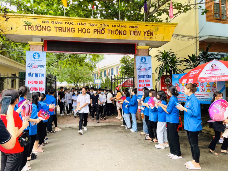 Thí sinh dự thi tại Điểm thi Trường THPT Tiên Yên rời khỏi trường thi sau khi kết thúc giờ thi. Ảnh: Xuân Thao (CTV).