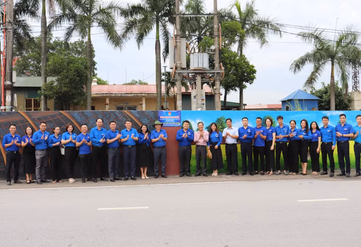 Thành Đoàn Hạ Long và Đoàn Than Quảng Ninh phối hợp tổ chức gắn biển công trình tuyến tranh tường chào mừng kỷ niệm 60 năm thành lập tỉnh. Ảnh: Mai Hương