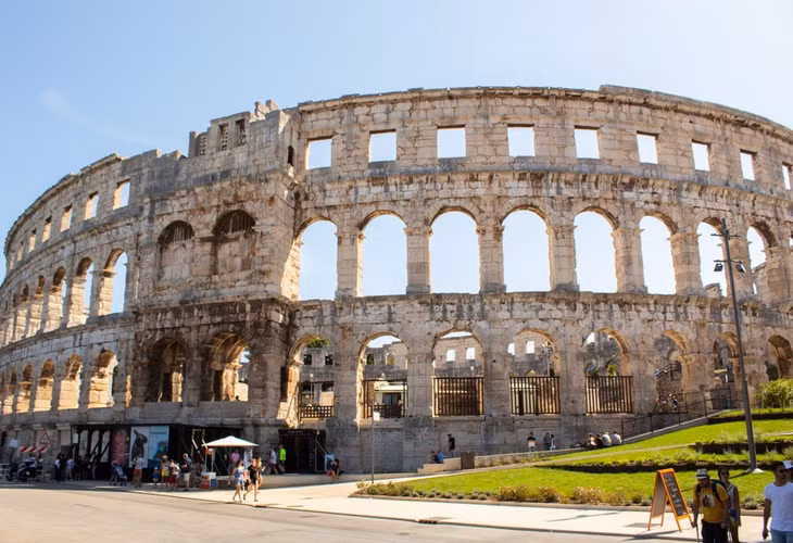 Đấu trường Pula, Croatia: Được xây dựng vào thế kỷ thứ nhất sau Công nguyên và nằm bên cạnh biển Adriatic lộng lẫy, Đấu trường Pula là một trong những di tích lịch sử được bảo tồn tốt nhất ở Croatia. Đây từng là nơi diễn ra các trận đấu của đấu sĩ, nhưng hiện nay nó được sử dụng làm rạp chiếu phim ngoài trời, địa điểm biểu diễn opera và sân khấu cho các buổi hòa nhạc trong những tháng mùa hè. Những lối đi dưới lòng đất hiện nay là nơi tổ chức cuộc triển lãm dành riêng cho nghề trồng nho và olive. Ảnh: Niels Bosman/Unsplash.
