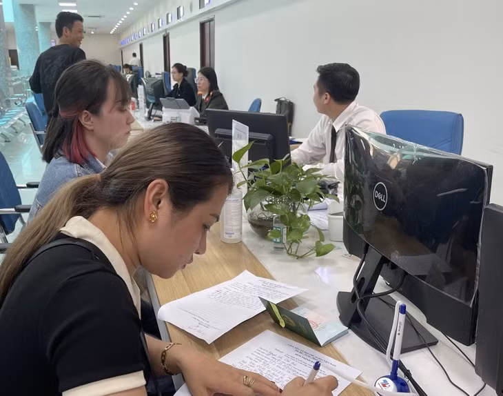 Công dân làm thủ tục cấp Hộ chiếu tại Trung tâm Phục vụ hành chính công tỉnh.
