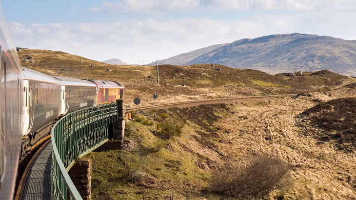 Tuyến đường sắt đêm Caledonian Sleeper nối liền thủ đô London và Scotland, Anh - Ảnh: LONELY PLANET