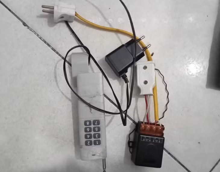 Nguồn gây nhiễu là thiết bị điều khiển từ xa vô tuyến để bật/tắt máy bơm nước tự động tại một hộ gia đình tại phố Vọng, Hà Nội.