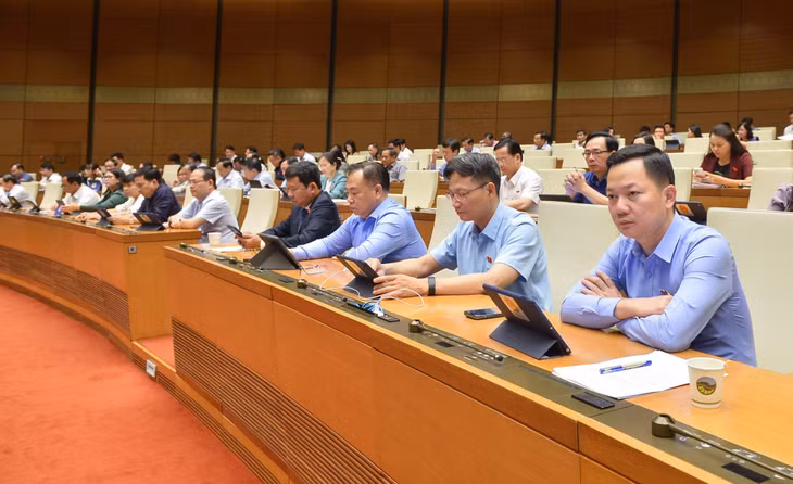 Các đại biểu dự phiên làm việc tại hội trường Quốc hội.