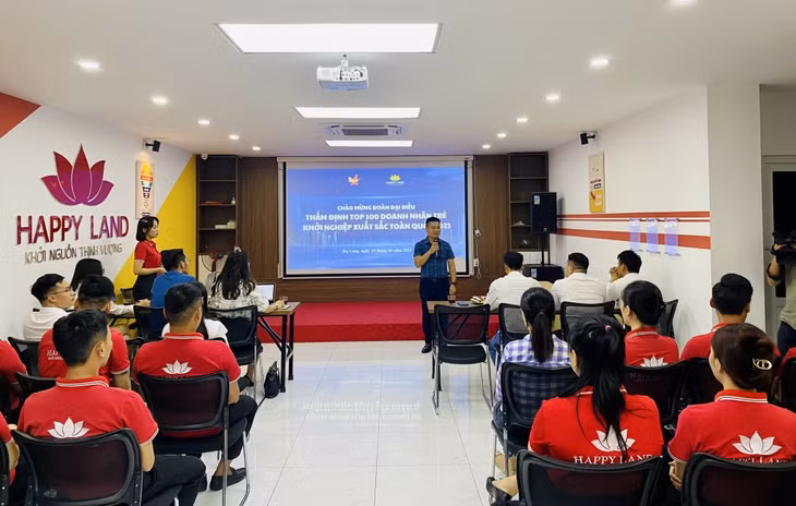 Ông Nguyễn Mạnh Hùng, Phó Chủ tịch Hội doanh nhân trẻ Bắc Ninh phát biểu tại buổi làm việc với Công ty CP Đầu tư Bất động sản Happy Group (TP Hạ Long).