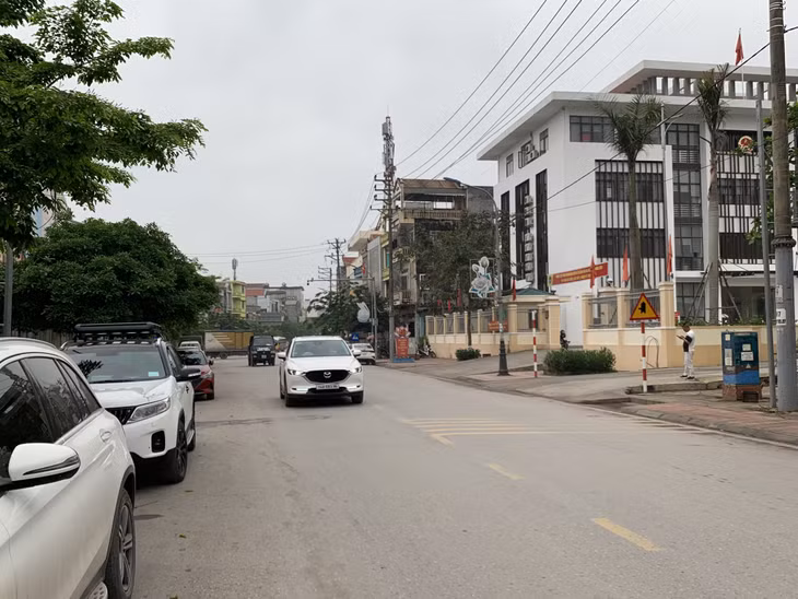 Hệ thống giao thông của huyện Vân Đồn được sửa chữa từ nguồn vốn ngân sách địa phương đã giúp cho giao thông đi lại thuận tiện hơn.