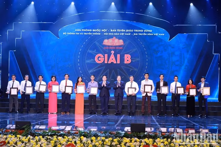 Trao giải B cho các tác giả. (Ảnh: HOÀI NAM, Báo Nhân dân)