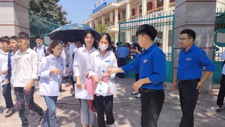Tại các điểm thi, lực lượng thanh niên tình nguyện túc trực, tiếp sức, hỗ trợ thí sinh sau giờ thi căng thẳng.