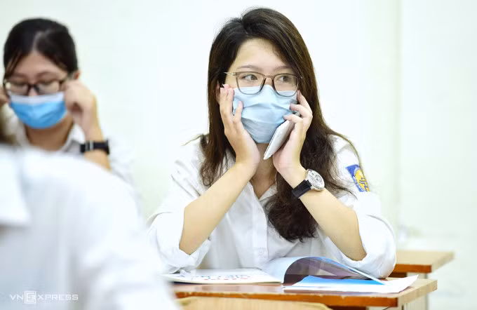 Thí sinh thi tốt nghiệp THPT 2020 được sử dụng đồng hồ đeo tay. Ảnh: Giang Huy