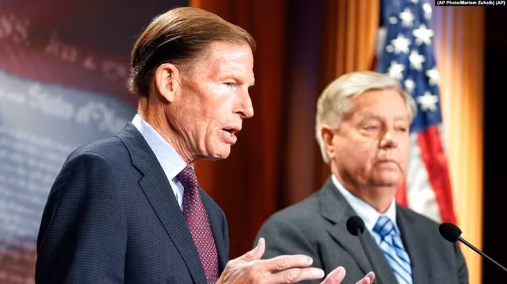 Thượng nghị sĩ Đảng Dân chủ Richard Blumenthal [trái] và Thượng nghị sĩ Đảng Cộng hòa Lindsey Graham tại buổi họp báo. Ảnh: Twitter