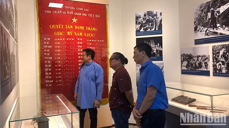Khách tham quan tại Triển lãm.