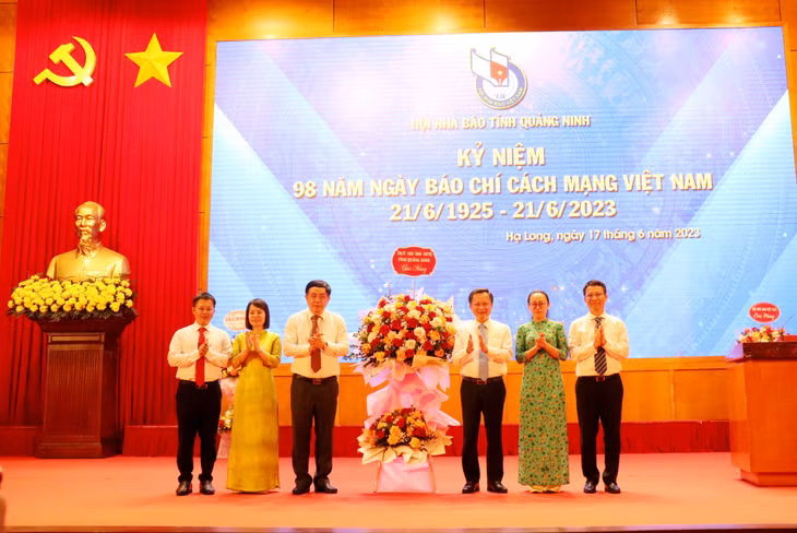 Đồng chí Cao Tường Huy, Quyền Chủ tịch UBND tỉnh Quảng Ninh, tặng hoa chúc mừng tại buổi lễ.