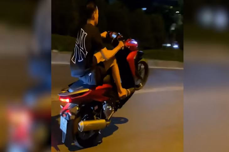 Hình ảnh Phi bốc đầu xe máy tại đường Lê Văn Lương.