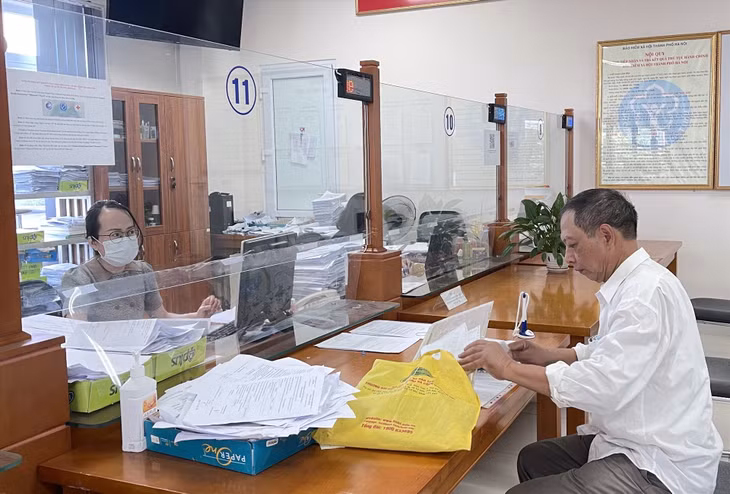 Cán bộ Bảo hiểm xã hội Thành phố Hà Nội tư vấn cho người lao động về chế độ bảo hiểm xã hội. Ảnh: Hà Anh