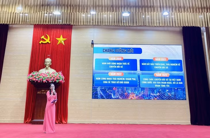 Thí sinh của đội thi phường Tuần Châu trong phần thi tuyên truyền viên chuyển đổi số.