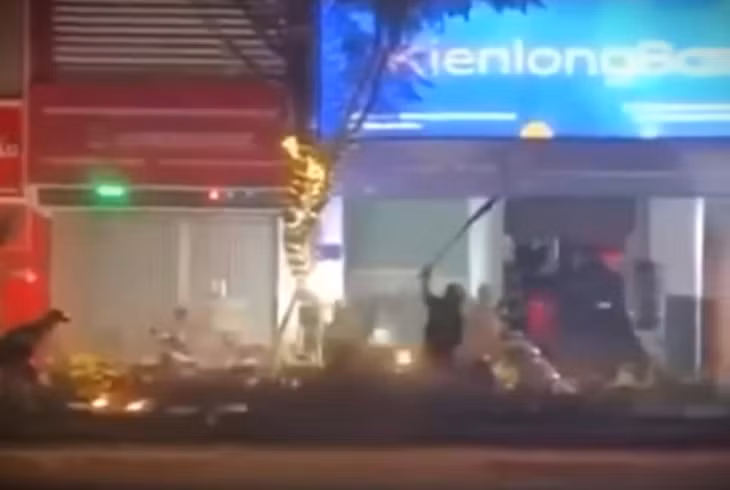 Một thanh niên trú quận Ngũ Hành Sơn cầm dao phóng lợn truy đuổi nhóm thanh niên "Xóm Chùa".