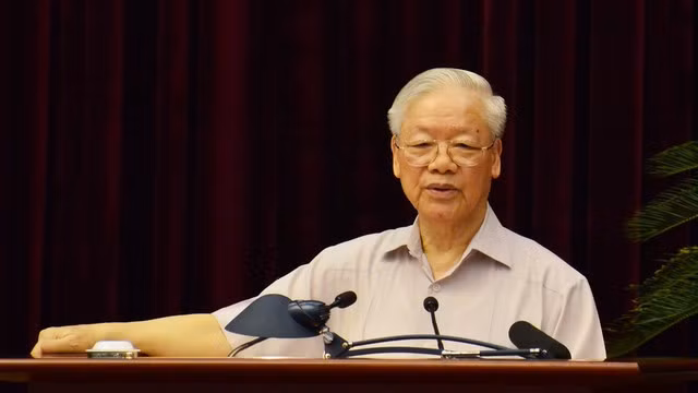Tổng Bí thư Nguyễn Phú Trọng: Việc gì lợi cho dân, ta phải hết sức làm; việc gì hại đến dân, ta phải hết sức tránh. Chúng ta phải yêu dân, kính dân thì dân mới yêu ta, kính ta, như Bác Hồ đã dạy - Ảnh: VGP/LS