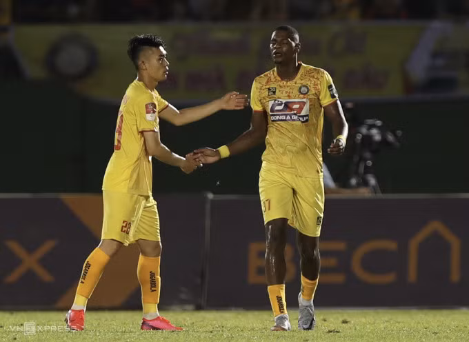 Bruno Cunha sút xa giúp Thanh Hóa gỡ hòa 1-1 trên sân của Bình Dương ngày 1/6.