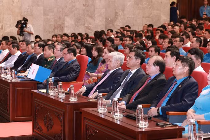 Tôn vinh 16 tập thể, cá nhân tiêu biểu trong chương trình Vinh quang Việt Nam - Ảnh 1.