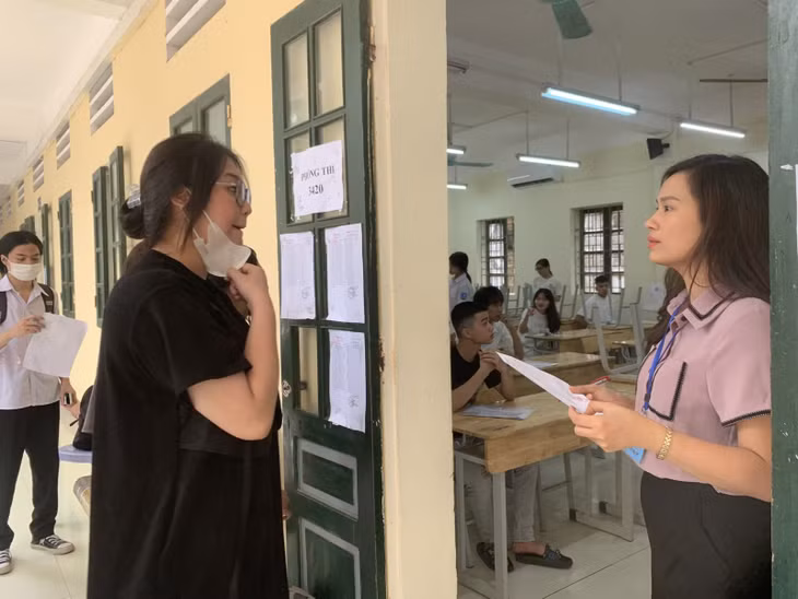 Thí sinh chuẩn bị vào phòng thi tại điểm thi Trường THPT Hoài Đức B (huyện Hoài Đức, Hà Nội). Ảnh: LV