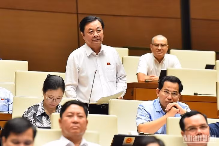 Bộ trưởng Nông nghiệp và Phát triển nông thôn Lê Minh Hoan giải trình, làm rõ một số vấn đề đại biểu Quốc hội nêu. (Ảnh: THỦY NGUYÊN)