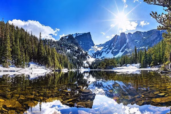 Dãy Rockies: Đây là dãy núi lớn ở phía tây Bắc Mỹ, chạy từ bắc xuống nam. Dãy núi Rockies có chiều dài hơn 4.800 km, kéo dài từ New Mexico ở tây nam nước Mỹ cho đến điểm cực bắc British Columbia ở phía tây Canada. Động vật hoang dã ở đây đa dạng, gồm nai sừng tấm, cừu sừng lớn, gấu đen, gấu xám Bắc Mỹ, chó sói và nhiều loài chim. Du khách có thể tham gia các hoạt động như đi bộ đường dài, cắm trại, đạp xe, leo núi, câu cá và trượt tuyết. Ảnh: Mountain IQ.